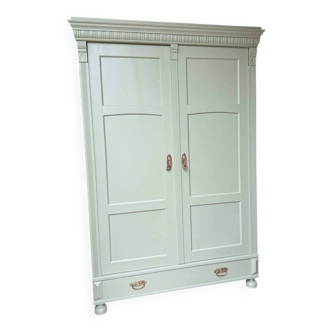 Armoire ancienne en bois peint en vert