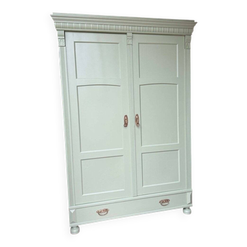 Armoire ancienne en bois peint en vert