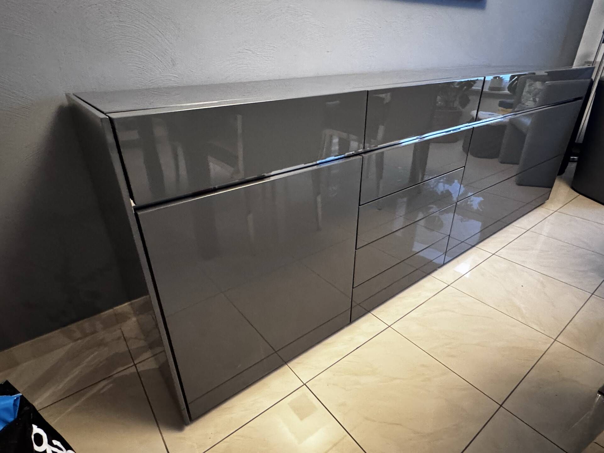 Bahut par aleal laqué brillant gris anthracite, démontable. 2,4