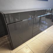 Very few aleal glossy anthracite grey, removable. 2.4