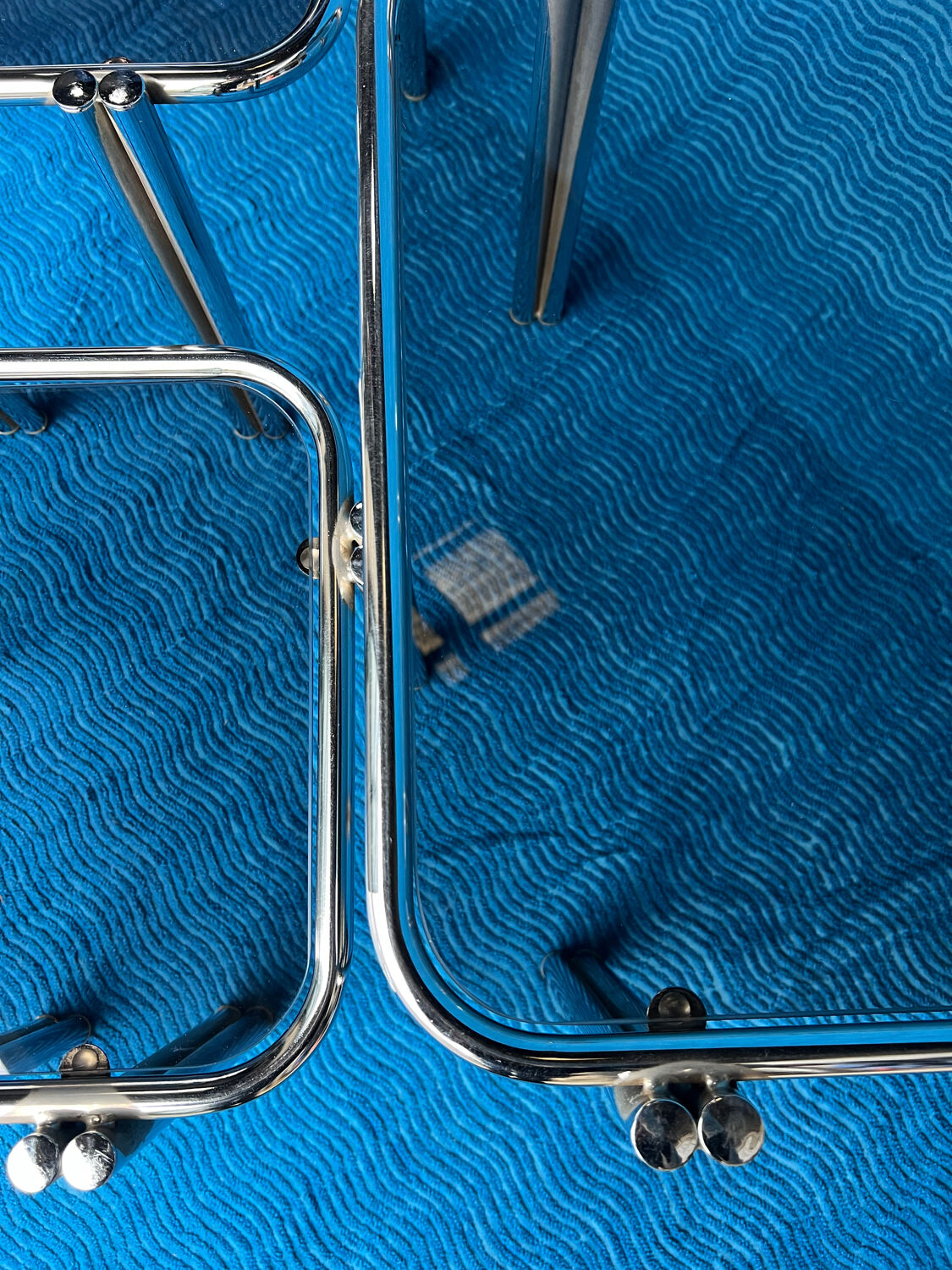 SET OF 3 NESTING TABLES WITH CHROME METAL DOUBLE BASE AND SMOKED GLASS