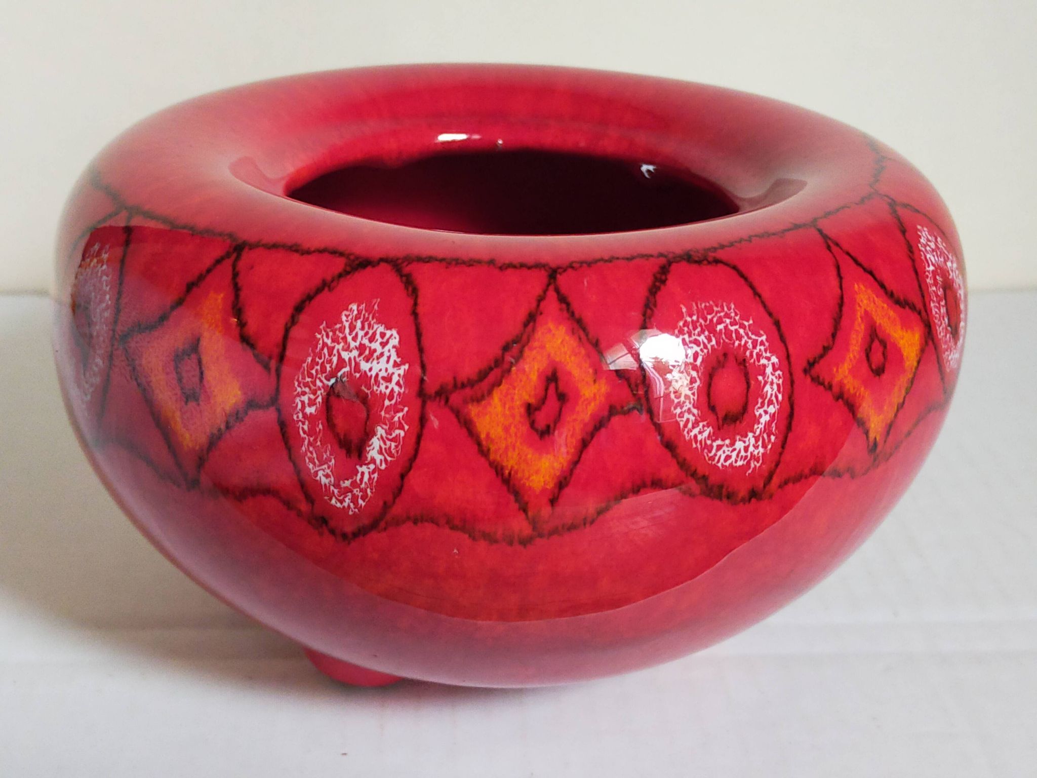 Vase tripode céramique à l'émail rouge vif vintage