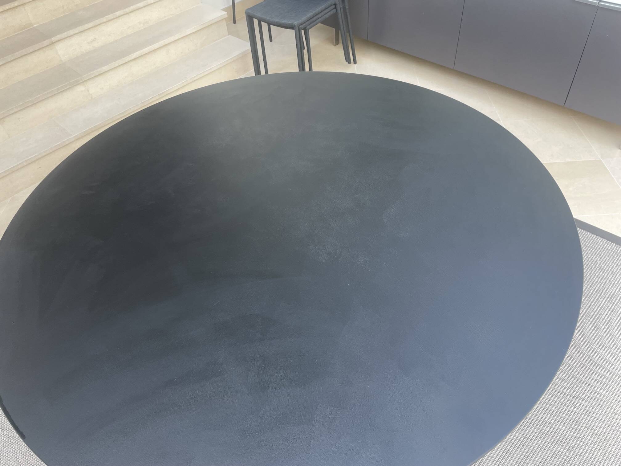 Black round table Tobi-Ishi B&B Italia design Edward Barber + Jay Osgerby
