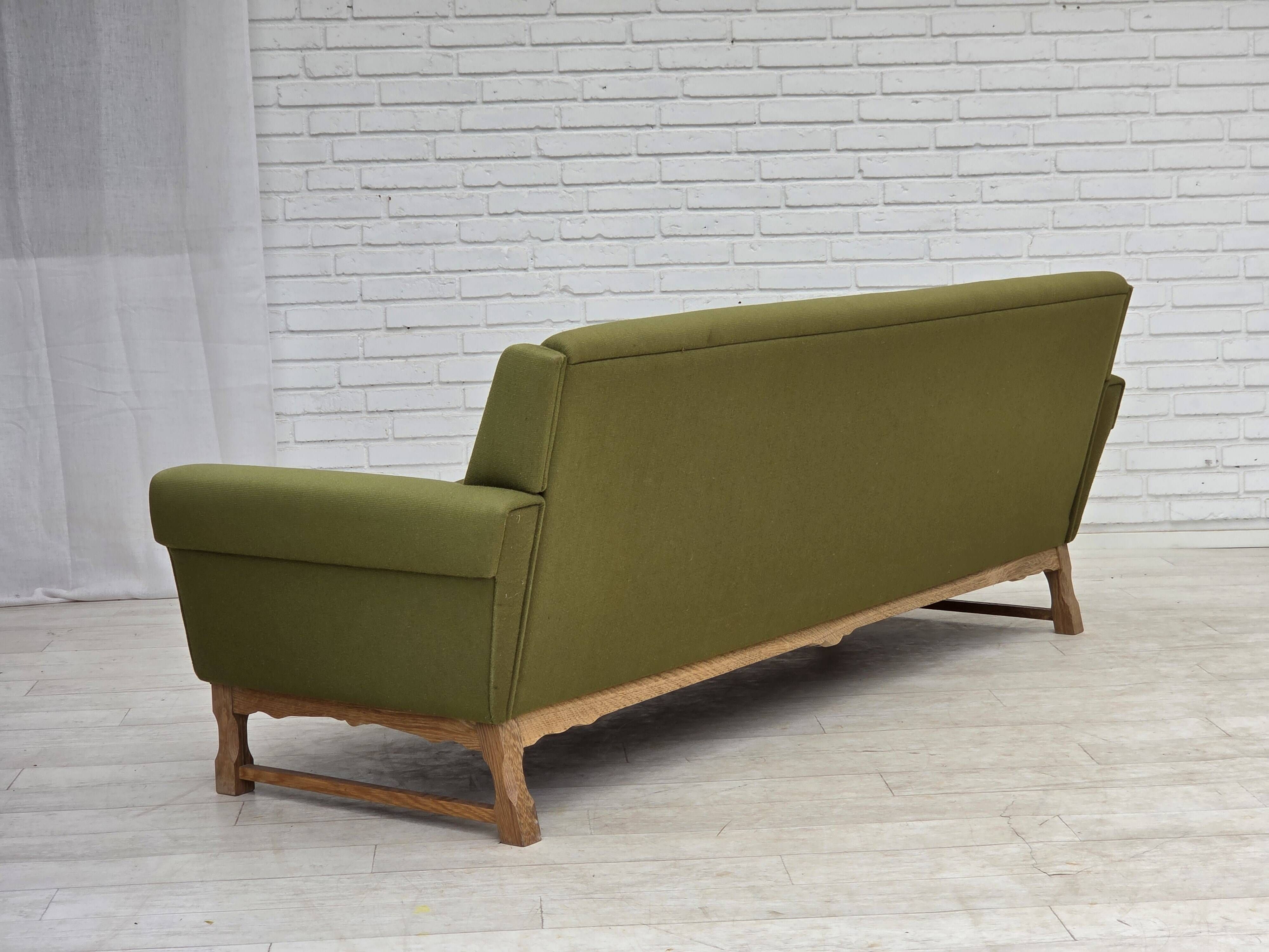 Canapé danois 3 places des années 1970, en laine de mobilier verte, bois de chêne.