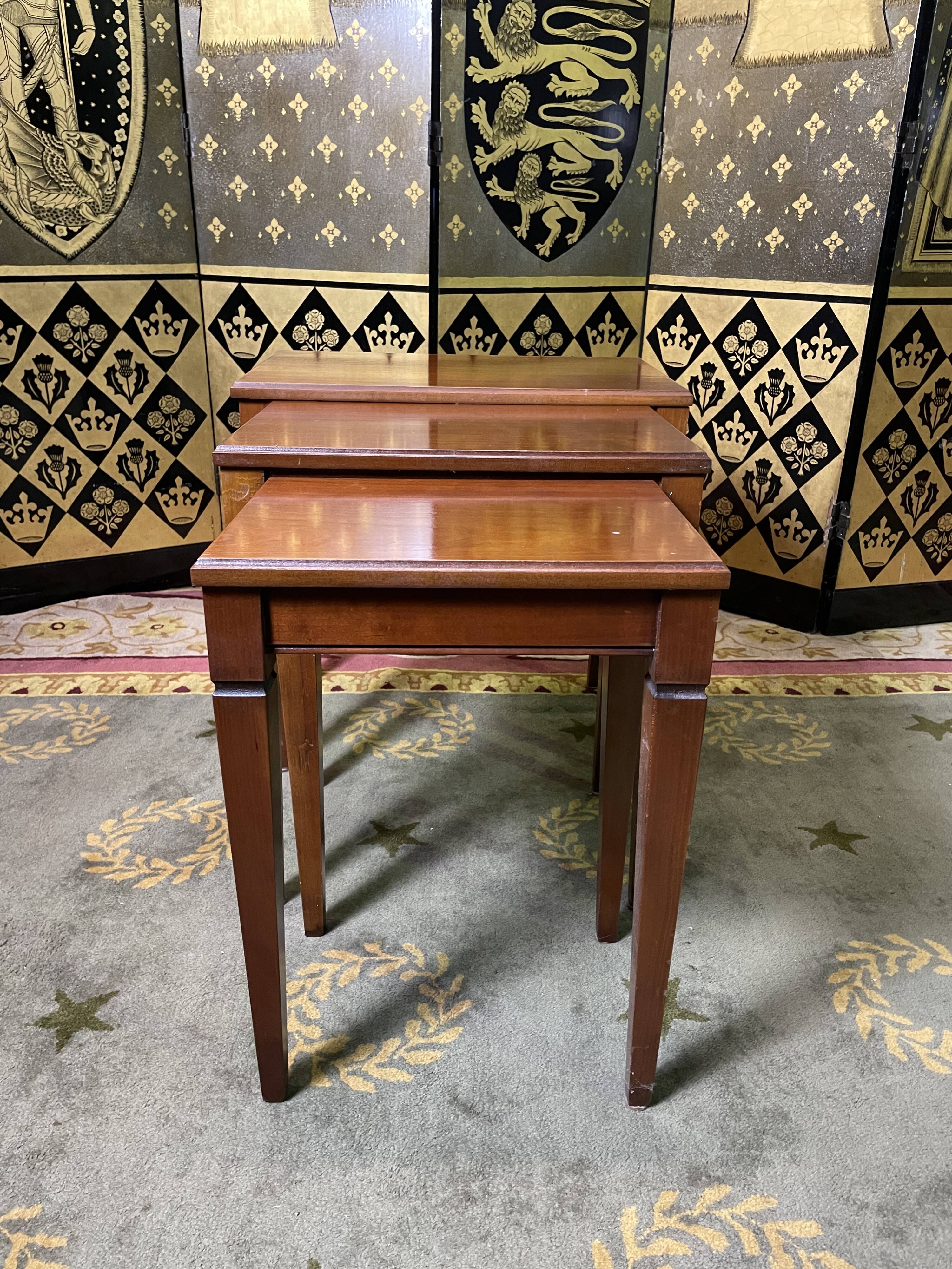 Louis XVI style trundle table