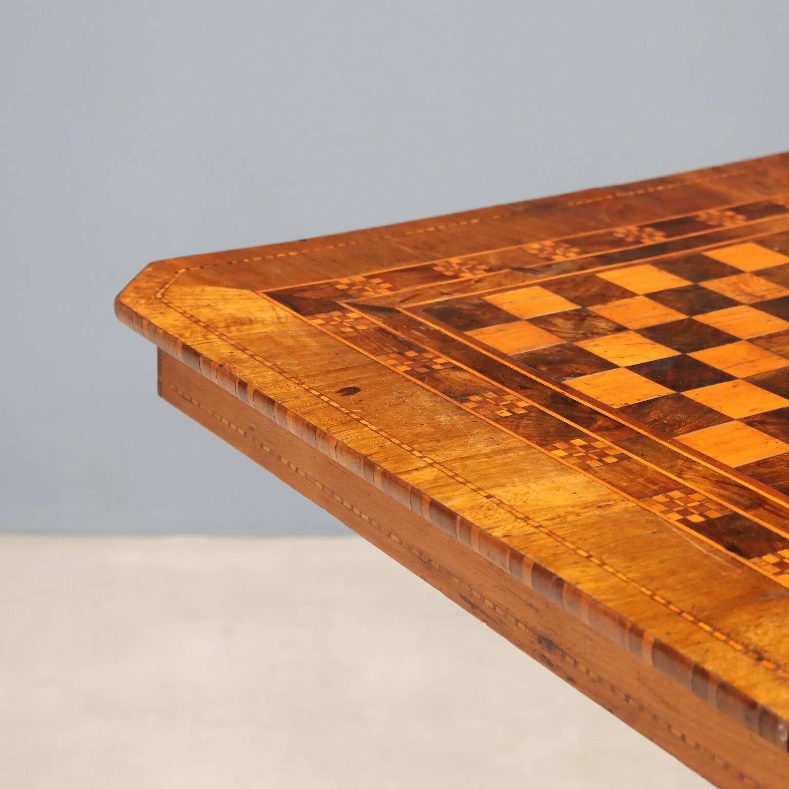 Table marquetée à motif échiquier - Rolo, XIXe siècle