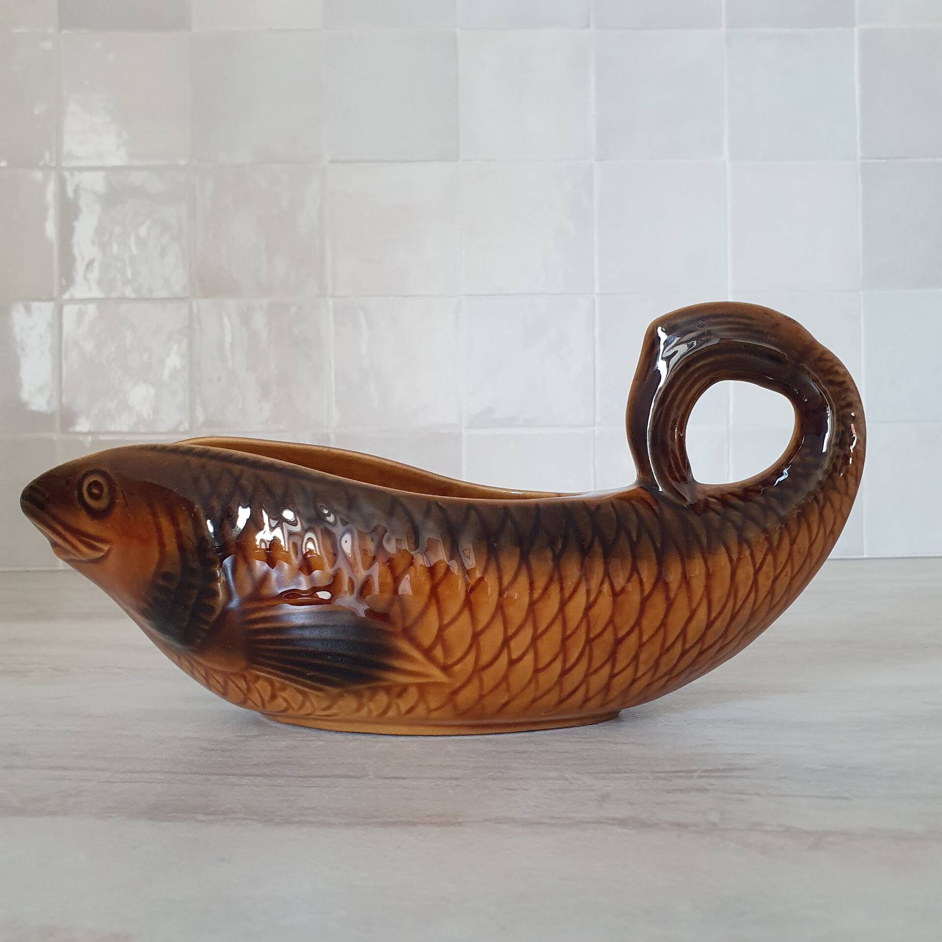 Sarreguemines / Saucière en forme poisson en céramique Barbotine