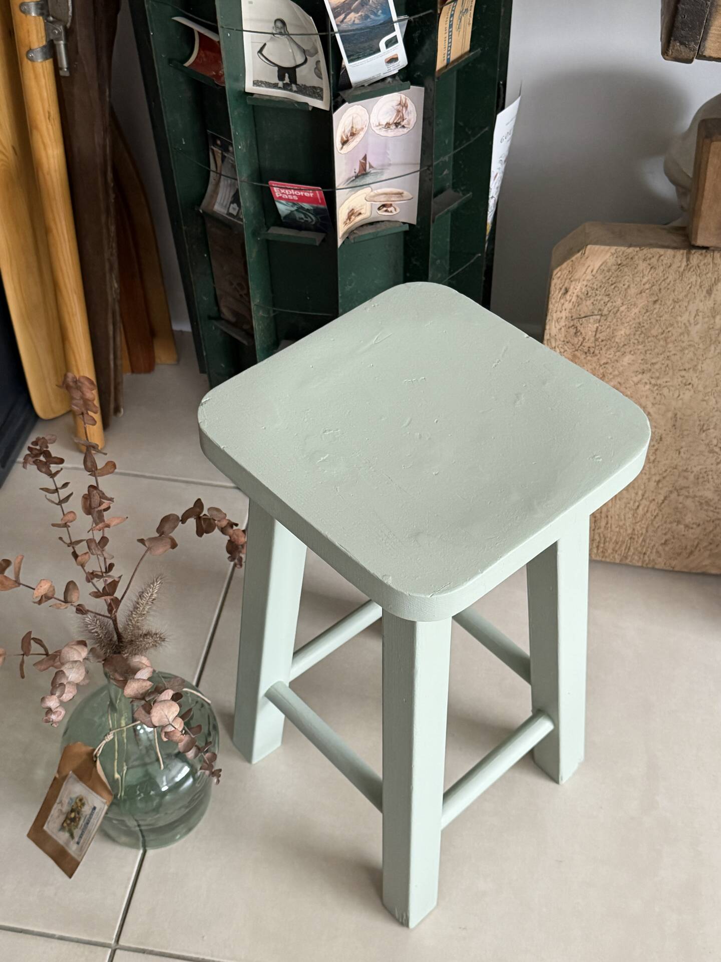 Tabouret bois massif vert amande 