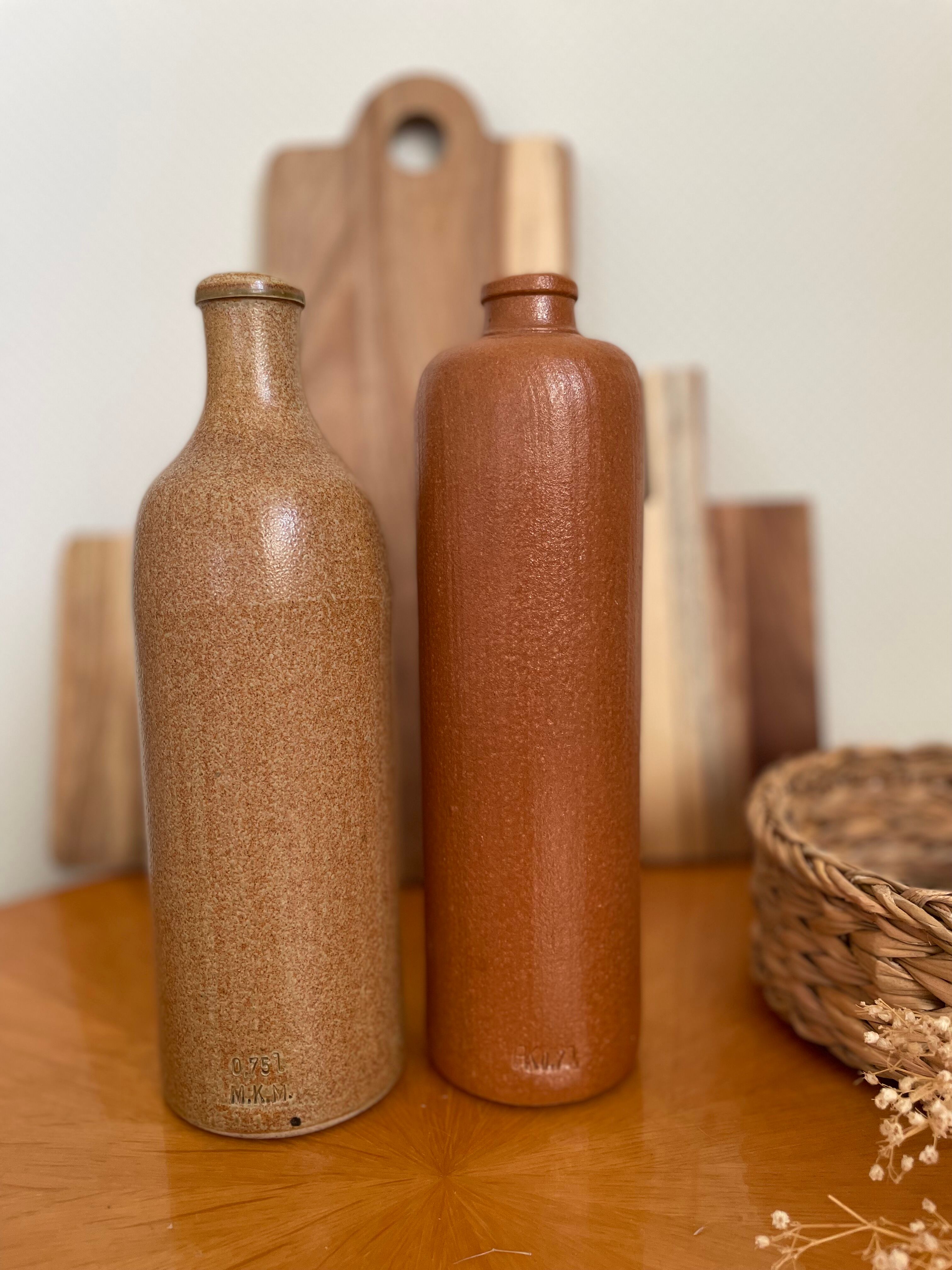 Lot de deux bouteilles en grès émaillé M.K.M vintage brun ocre