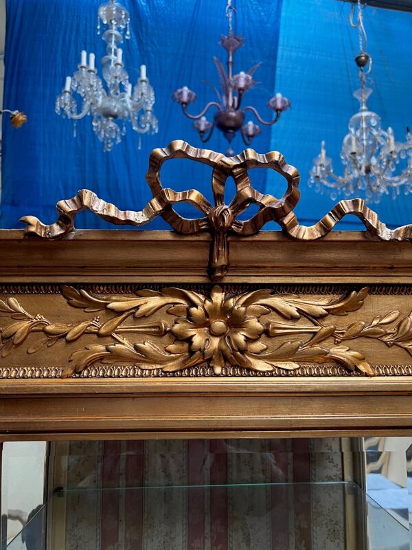 Vitrine dorée de style Louis XVI.