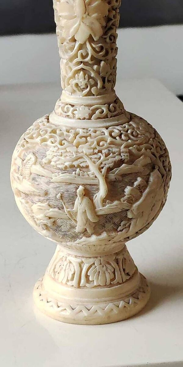 Vase boule d inspiration Asiatique. En laque de Cinabre beige. Décor scènes de vie. Frises arabesques, florales. Haut 24 cm