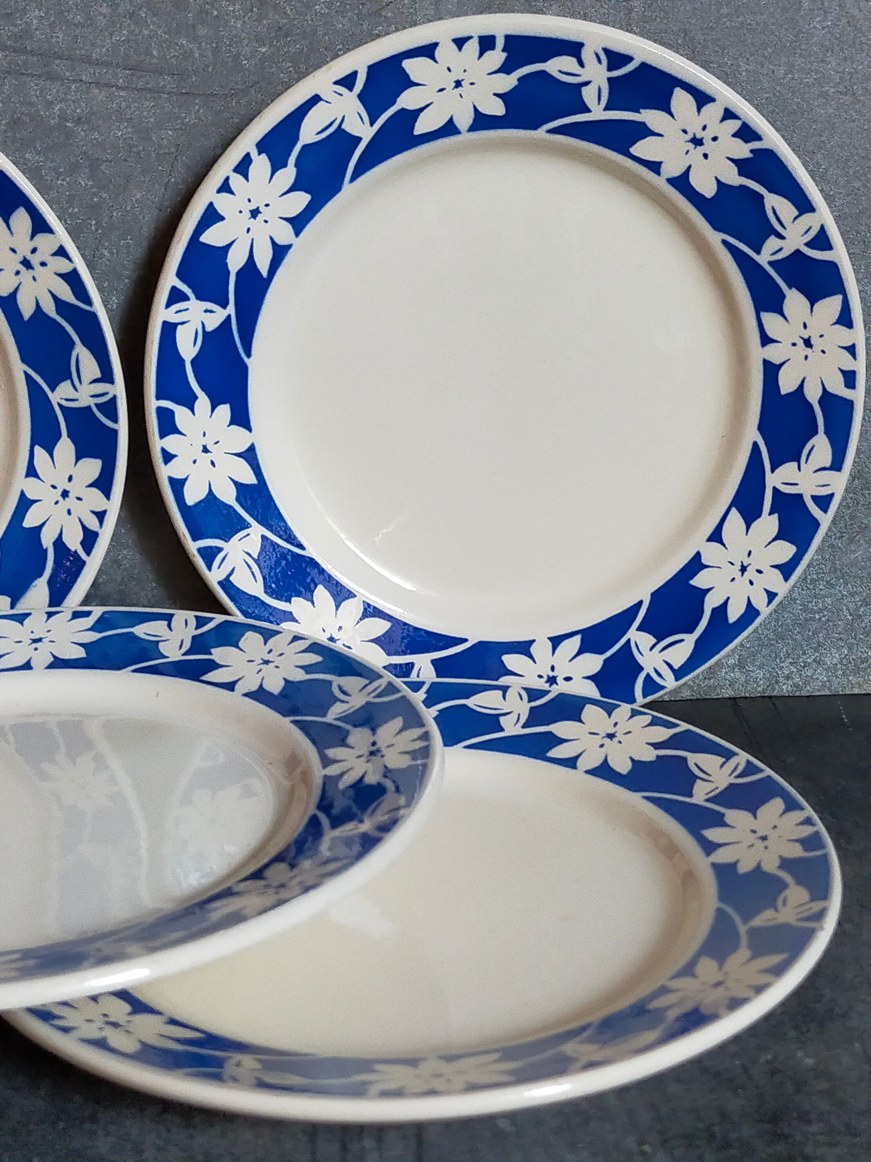 Cinq assiettes à dessert de Badonviller aux fleurs