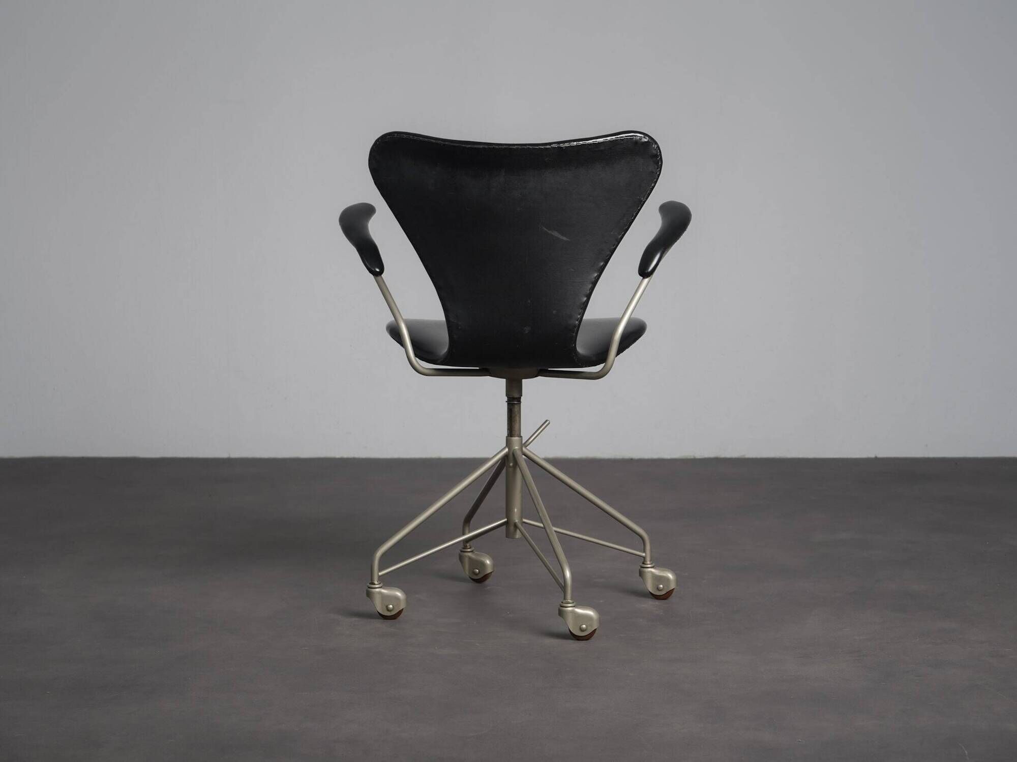 First edition Arne Jacobsen model 3217 office chair for Fritz Hansen, Denmark, 1950s