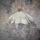 Suspension fleur, modèle Iris, 16 pétales en rotin et lin blanc