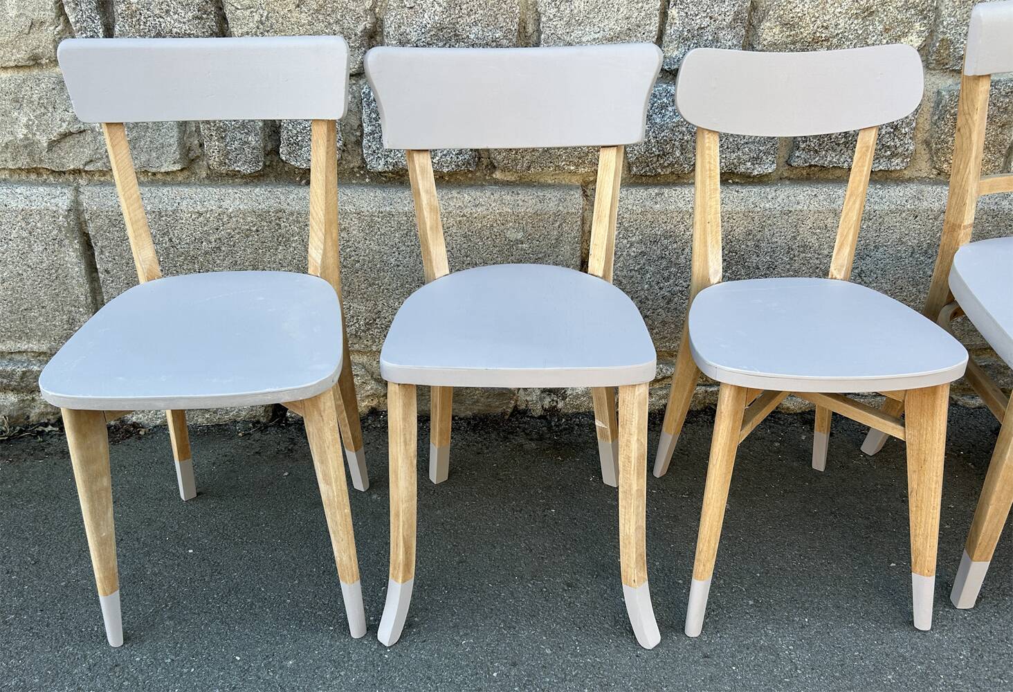 set of modernised vintage chairs – The Scandinavian elegance of the 1950s