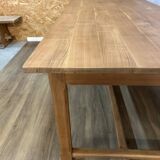 Elegant farm table