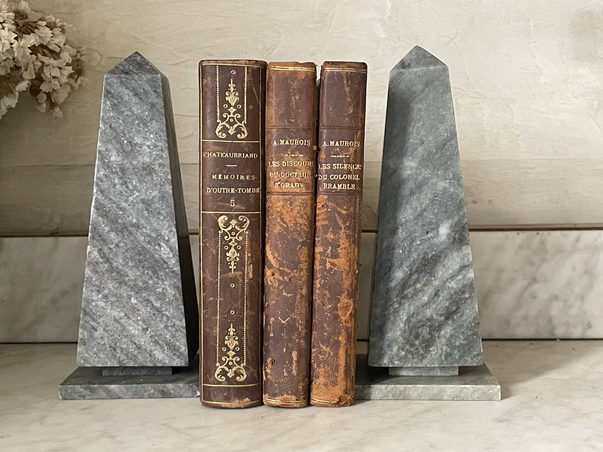 Paire de serre-livres obélisques en marbre