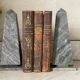 Paire de serre-livres obélisques en marbre