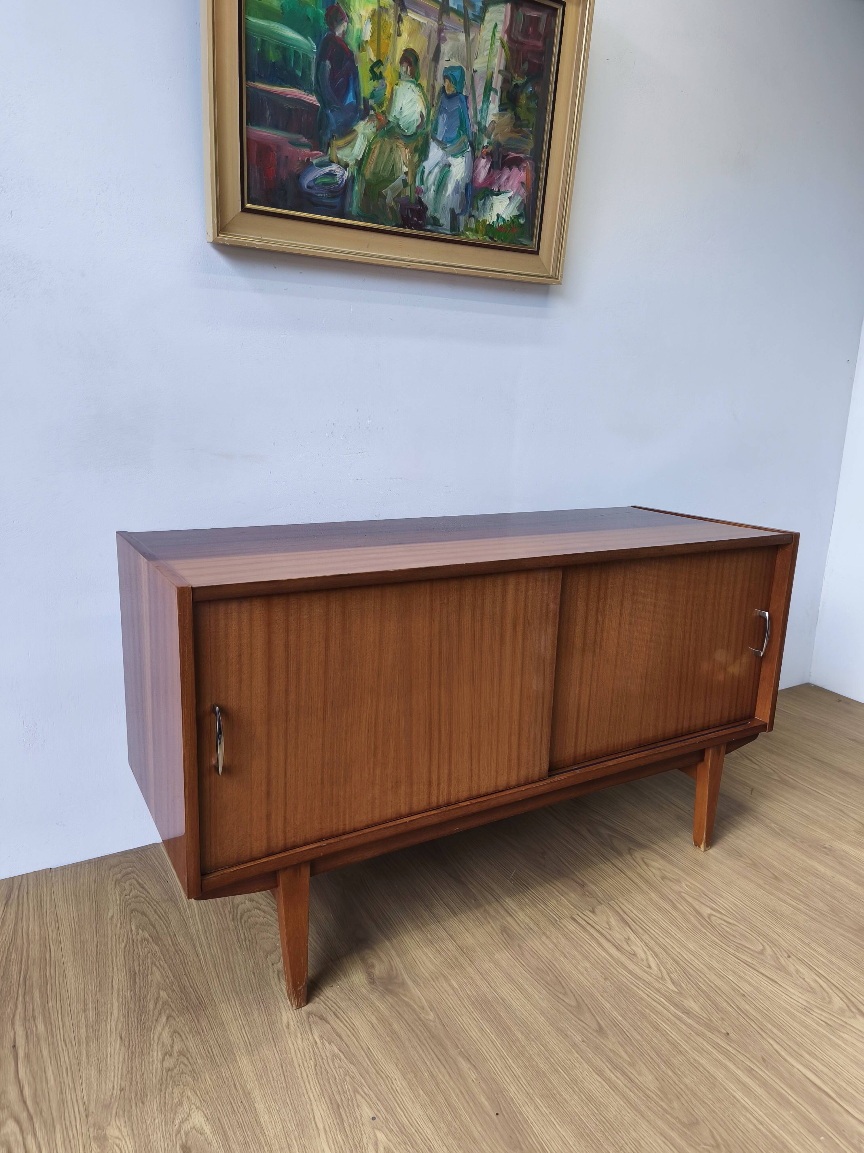 Buffet moderniste des années 1970.