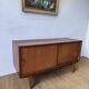 Buffet moderniste des années 1970.