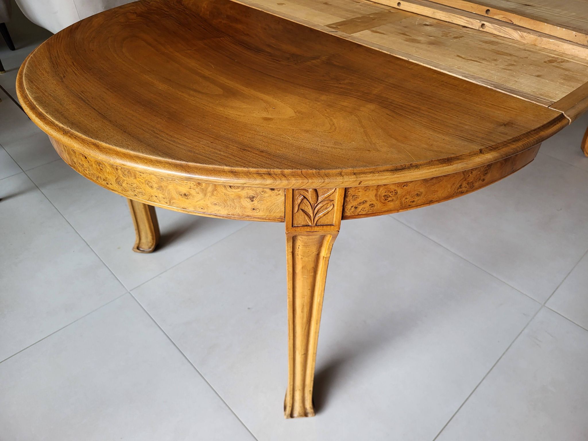 Table et 10 chaises de style Art Nouveau