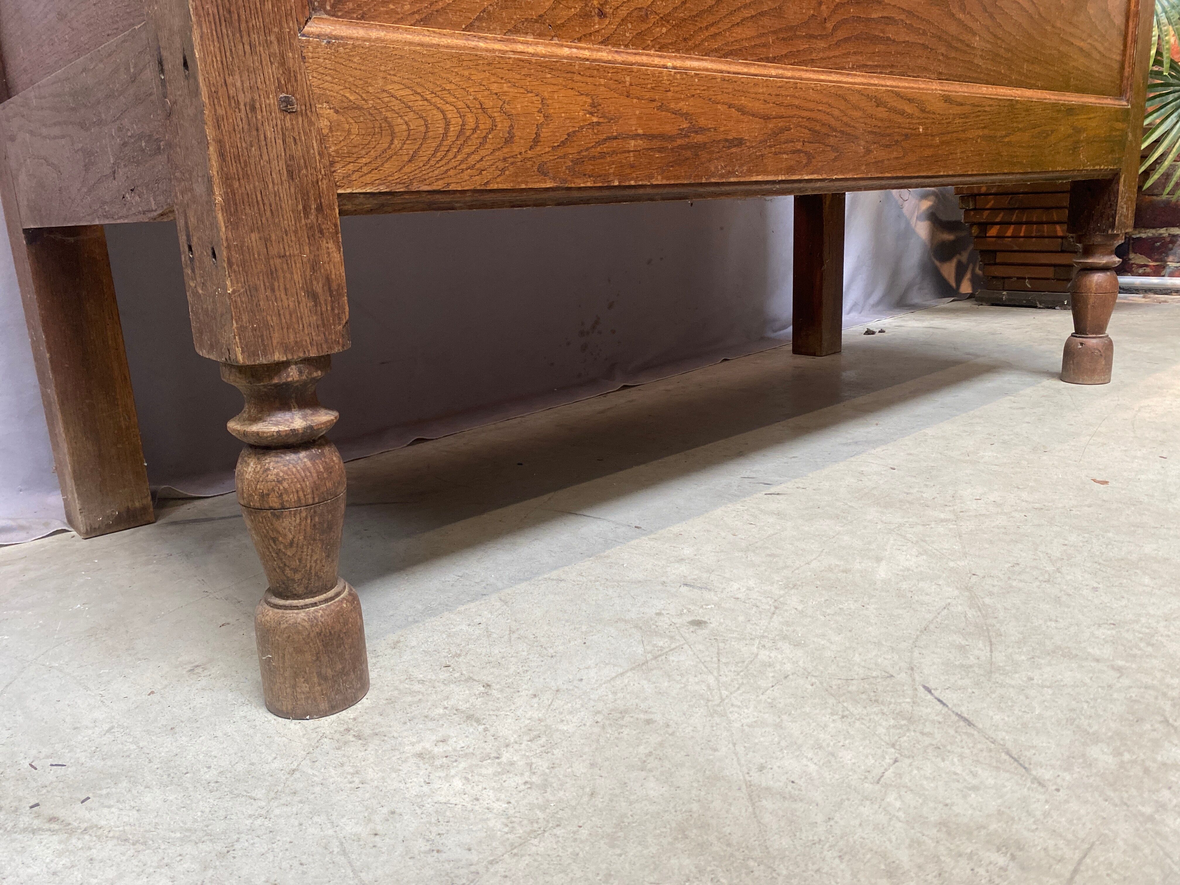 Oak tie with storage box