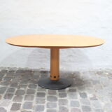 Postmodern round extendable dining table by Arnold Merckx for Arco, The Netherlands 1980s.