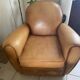 Fauteuils club en cuir marron finition antique