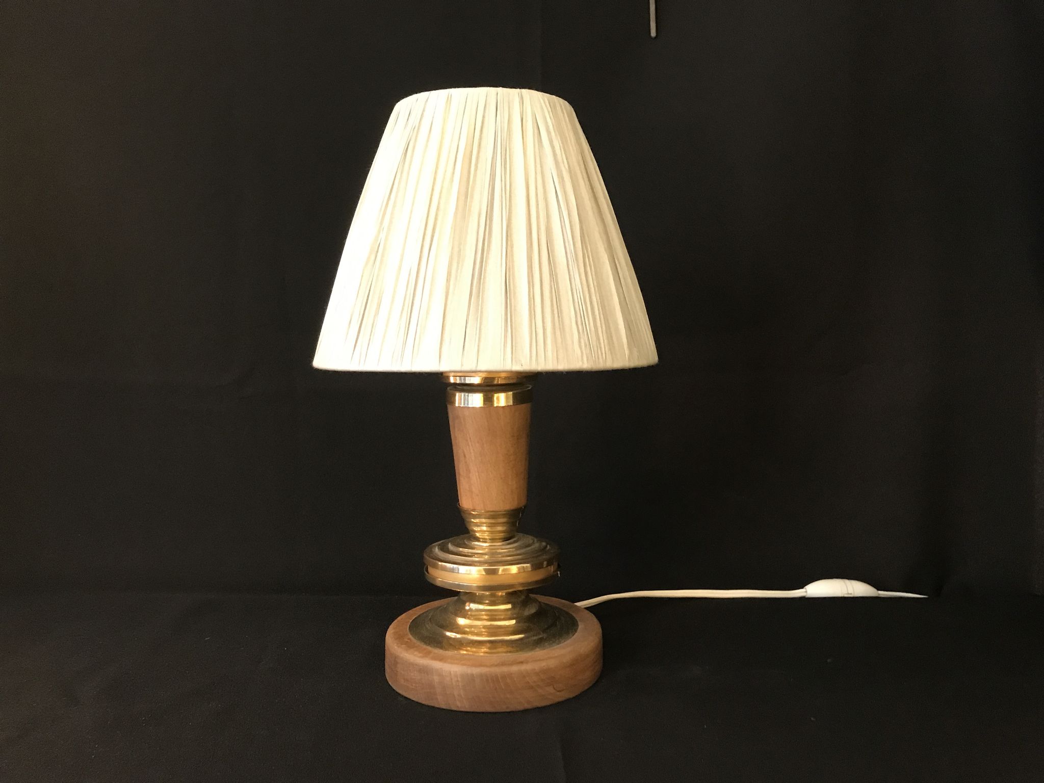 Vintage table lamp foot in wood and brass pleated lampshade 1960
