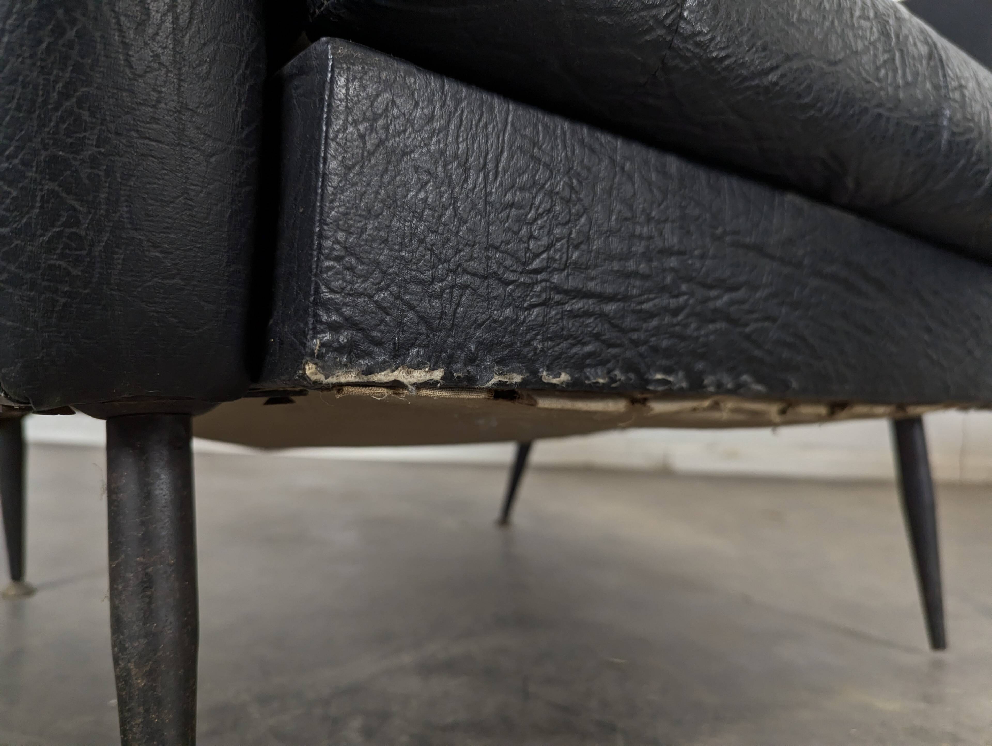 Paire de fauteuils design italien en skaï noir