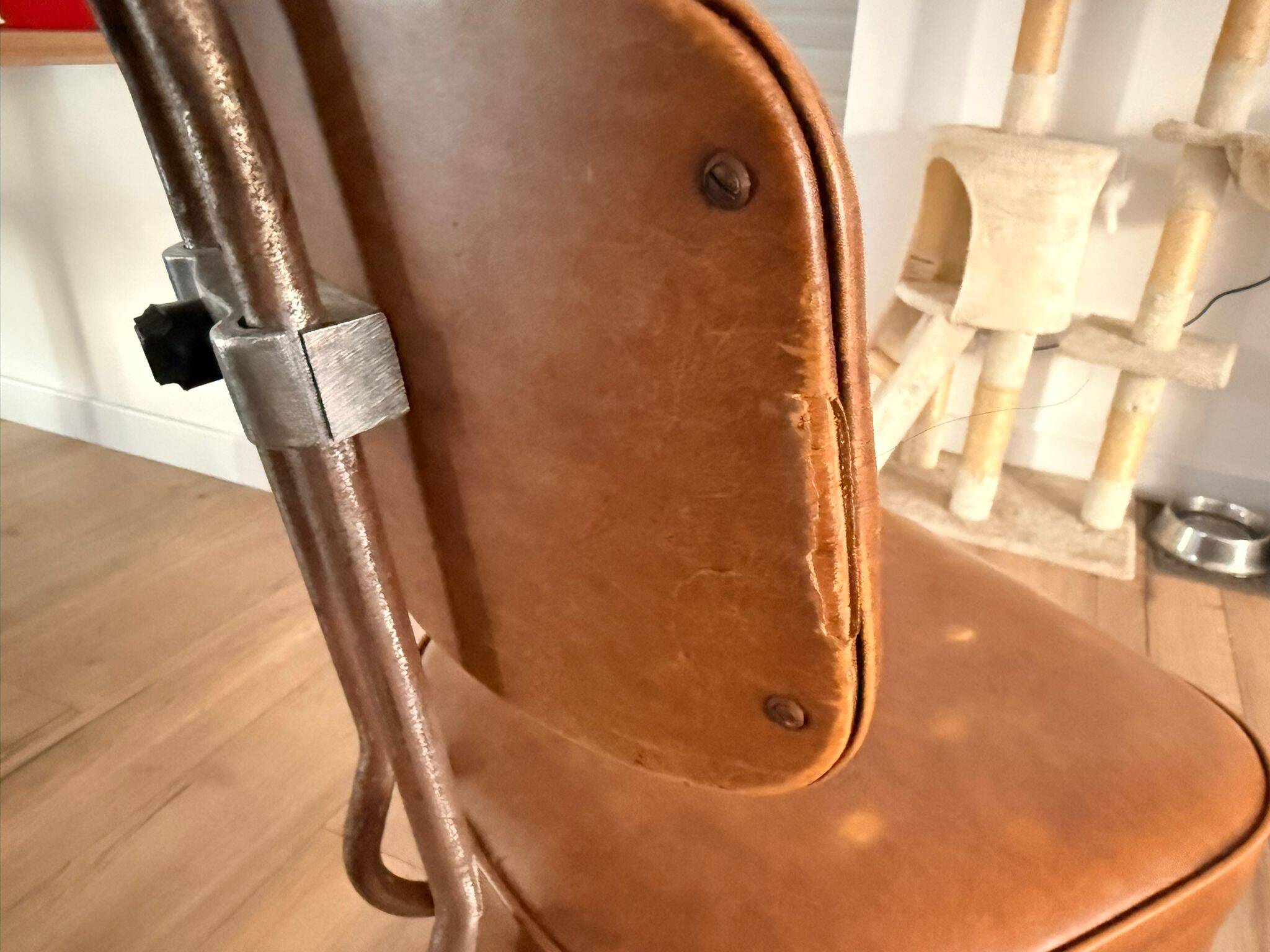 Chaise bienaise en métal et cuir