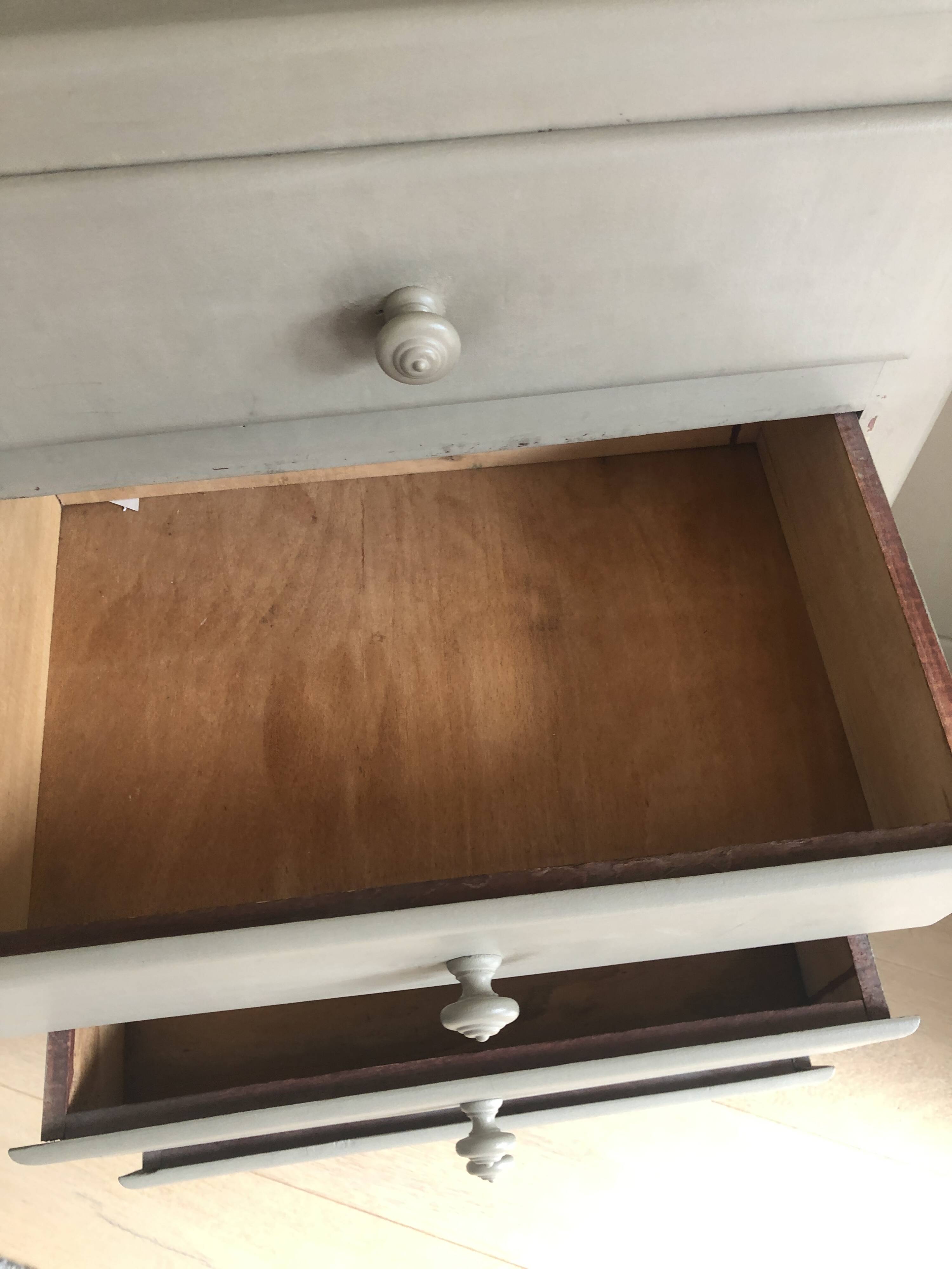Vintage chest of drawers in painted wood