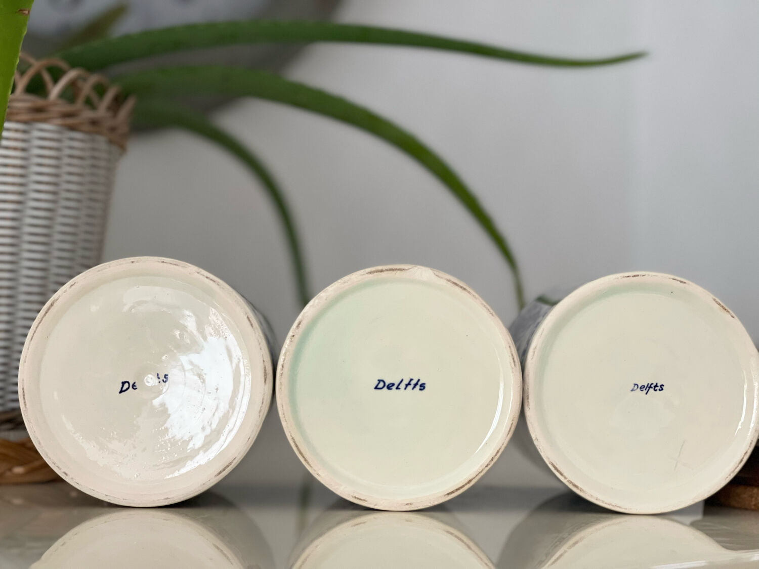 3 Delfts jars.