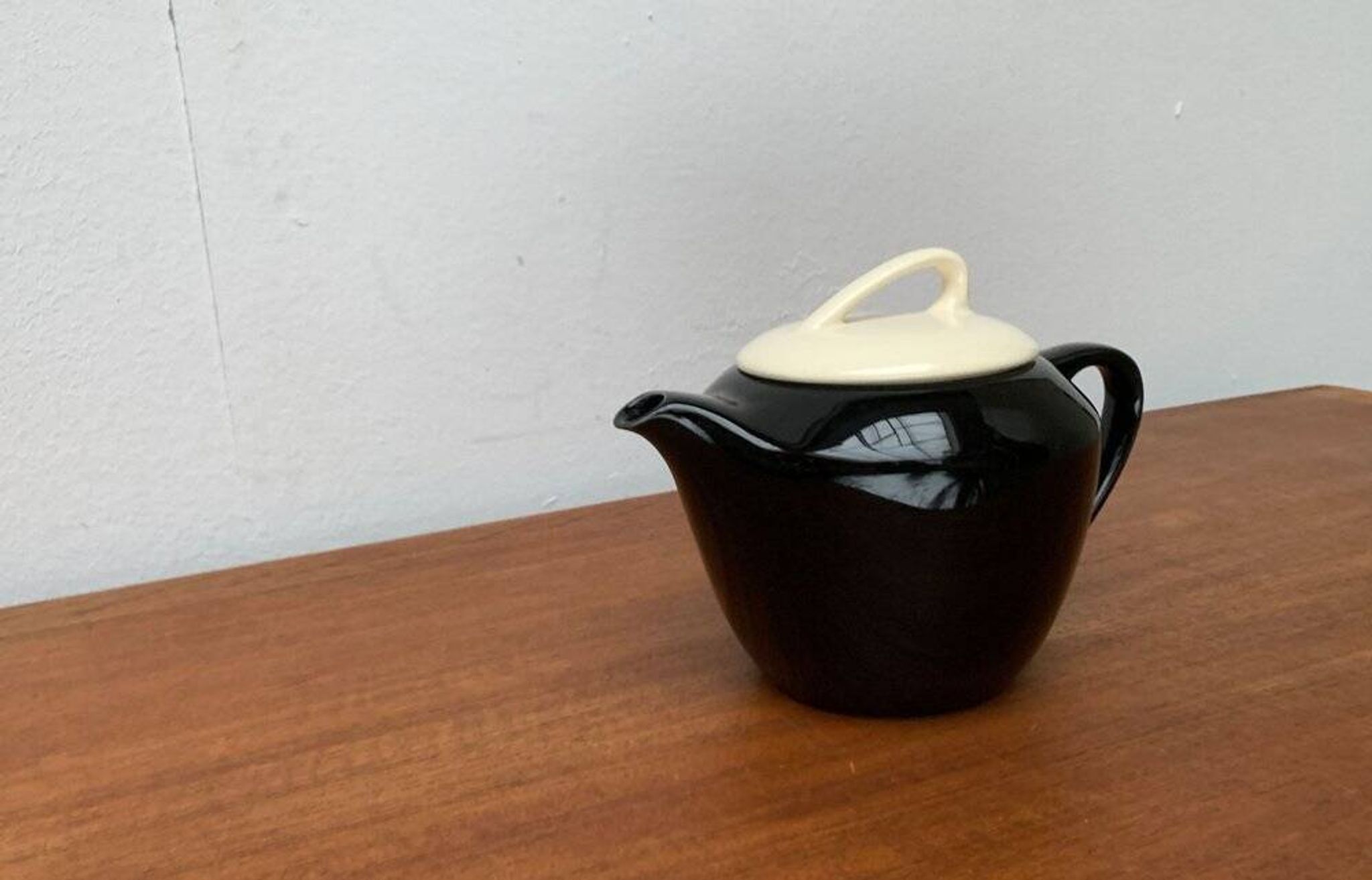 Postmodern ceramic teapot or coffee pot by Pagnossin, Italy, 1980s.