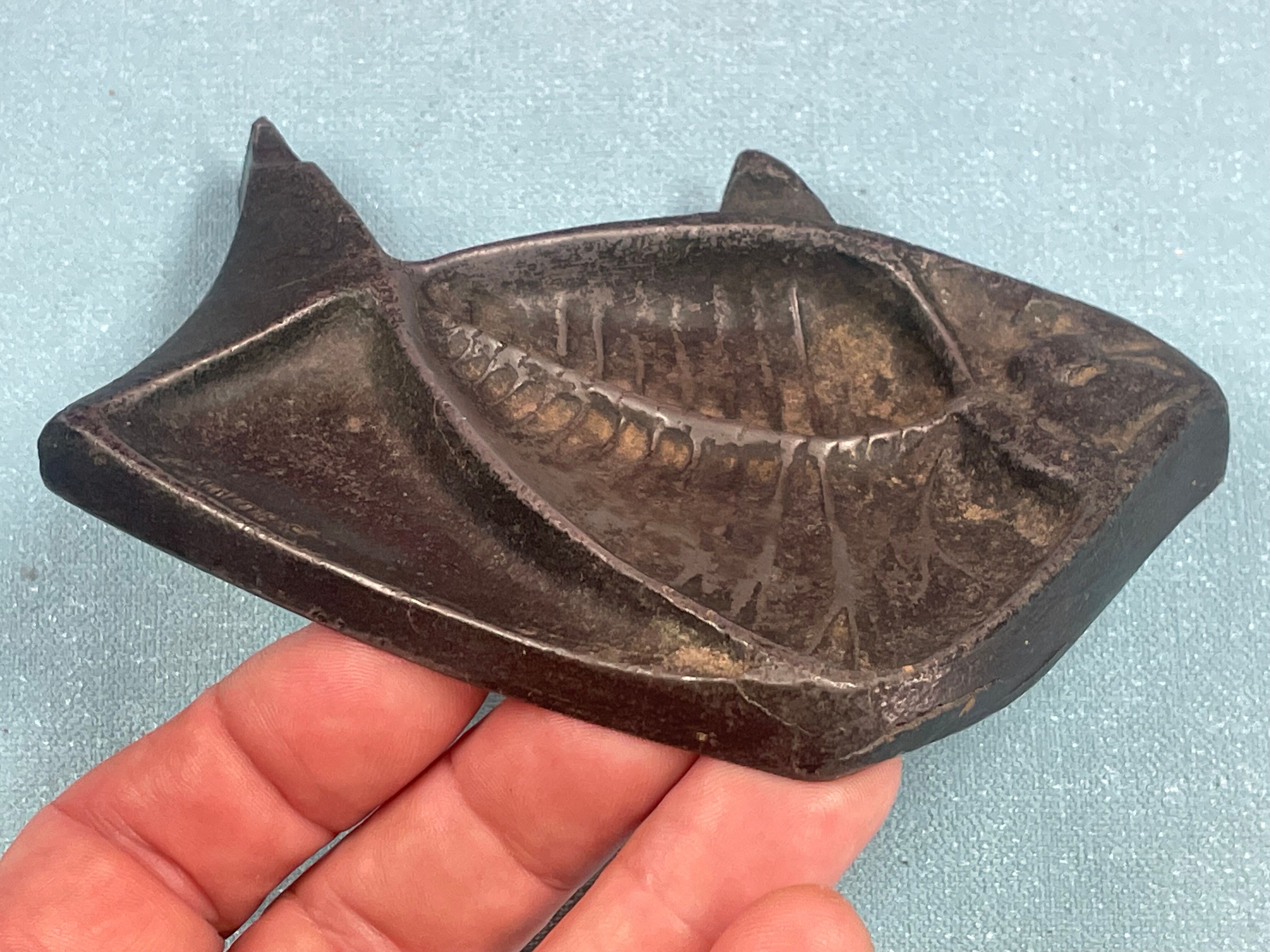 Empty pocket, art deco fish advertising ashtray signed J. André, regulates