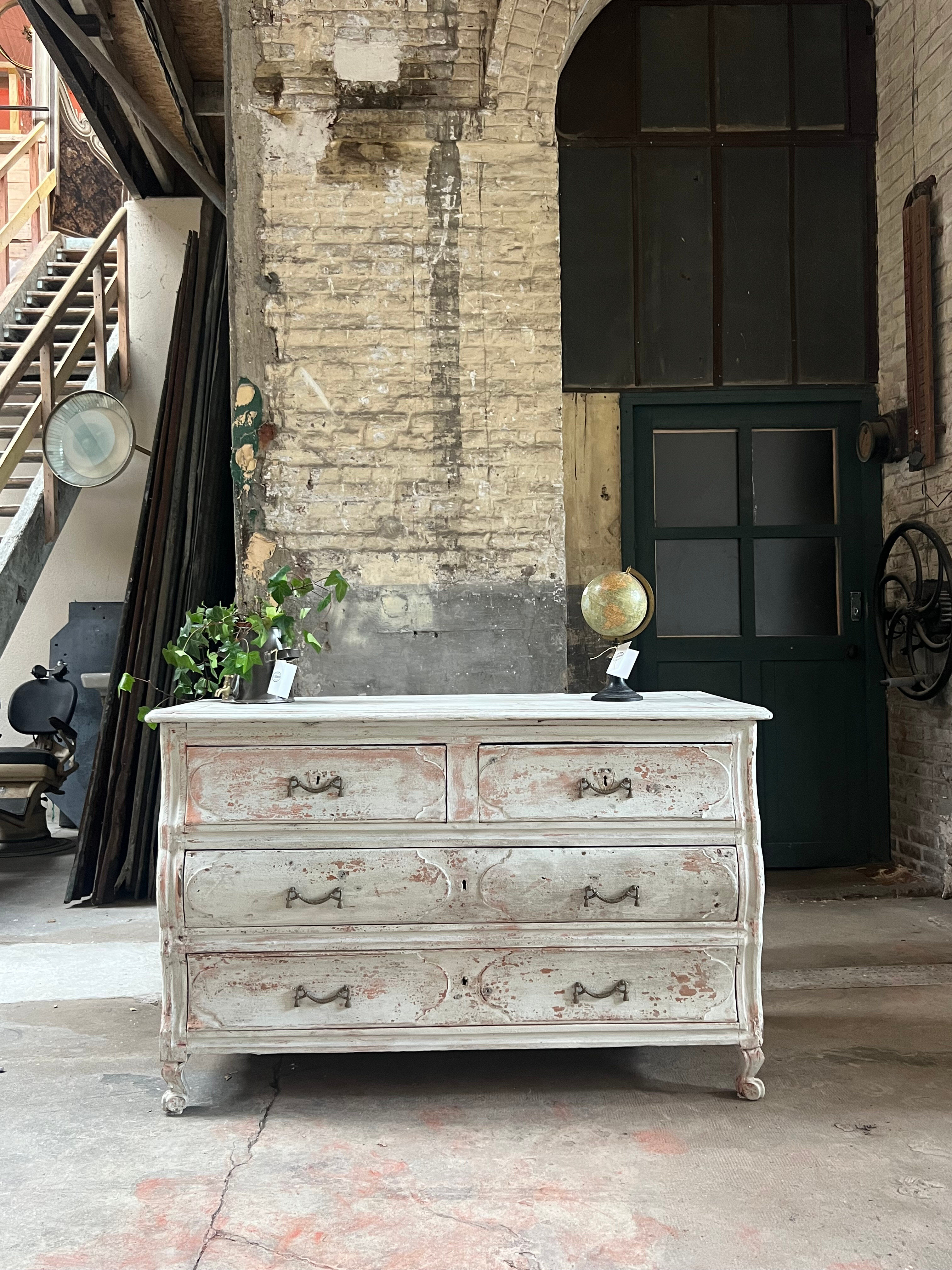 Curved commode from the 18th century