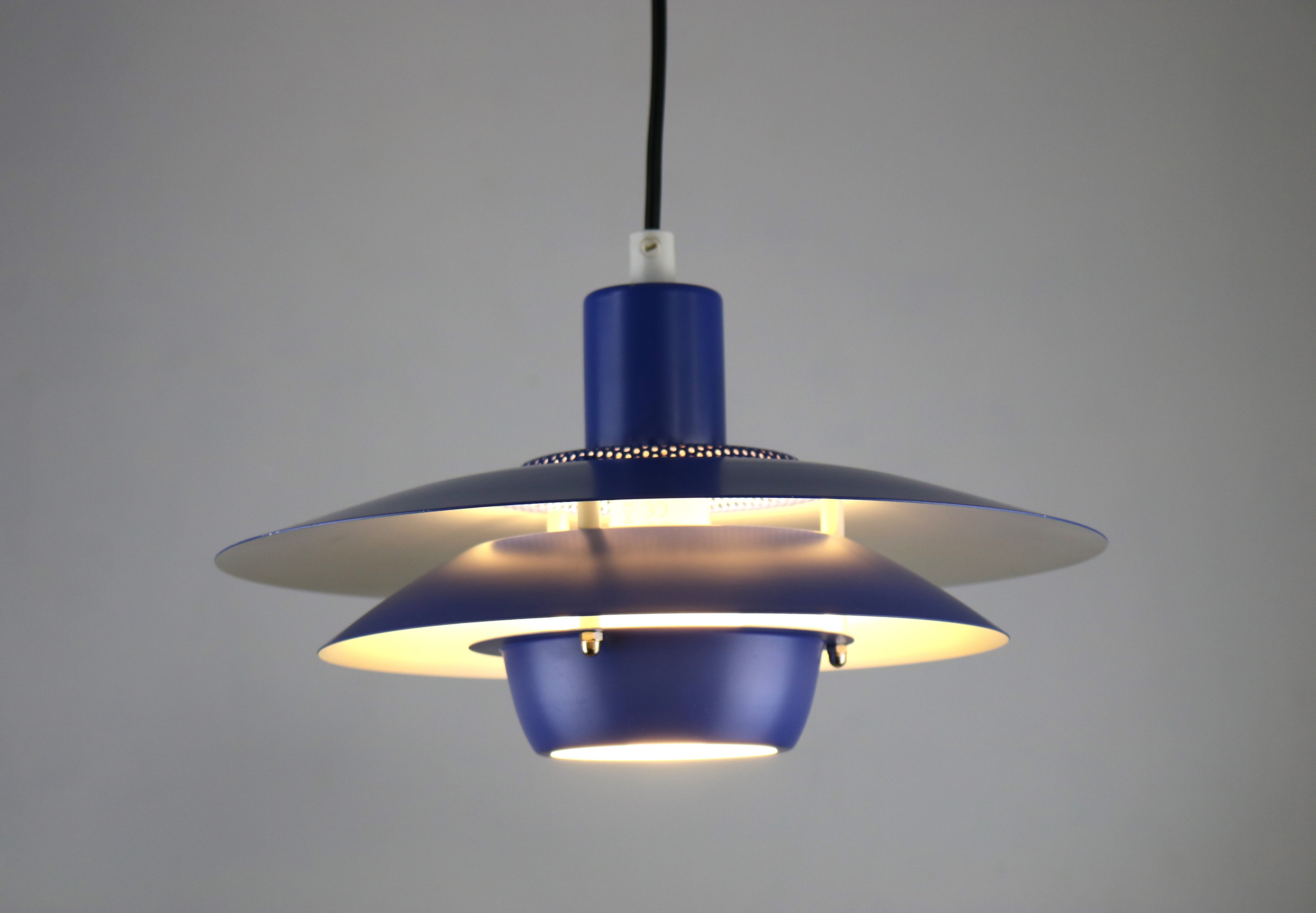 Suspension bleue par Jeka Metaltryk - Modèle Viola type 3013P