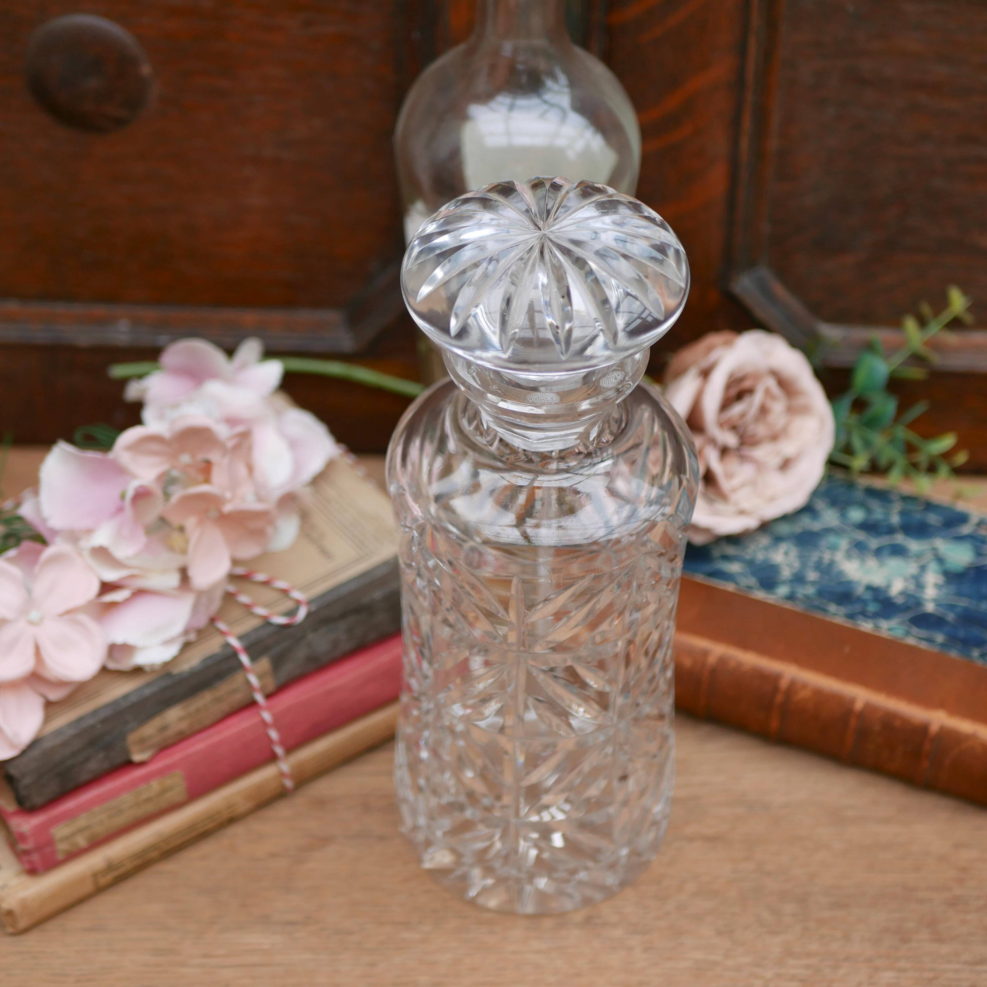 Grande carafe en verre taillé avec large bouchon circulaire plat