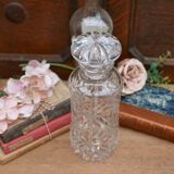 Grande carafe en verre taillé avec large bouchon circulaire plat