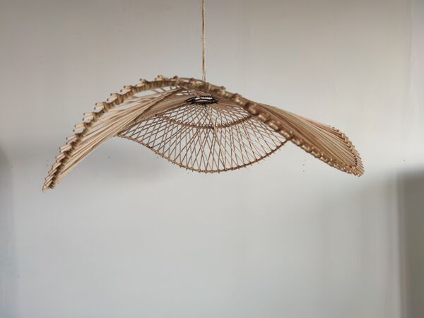 Suspension ou luminaire en rotin en forme de plateau circulaire ondulant à croisillons