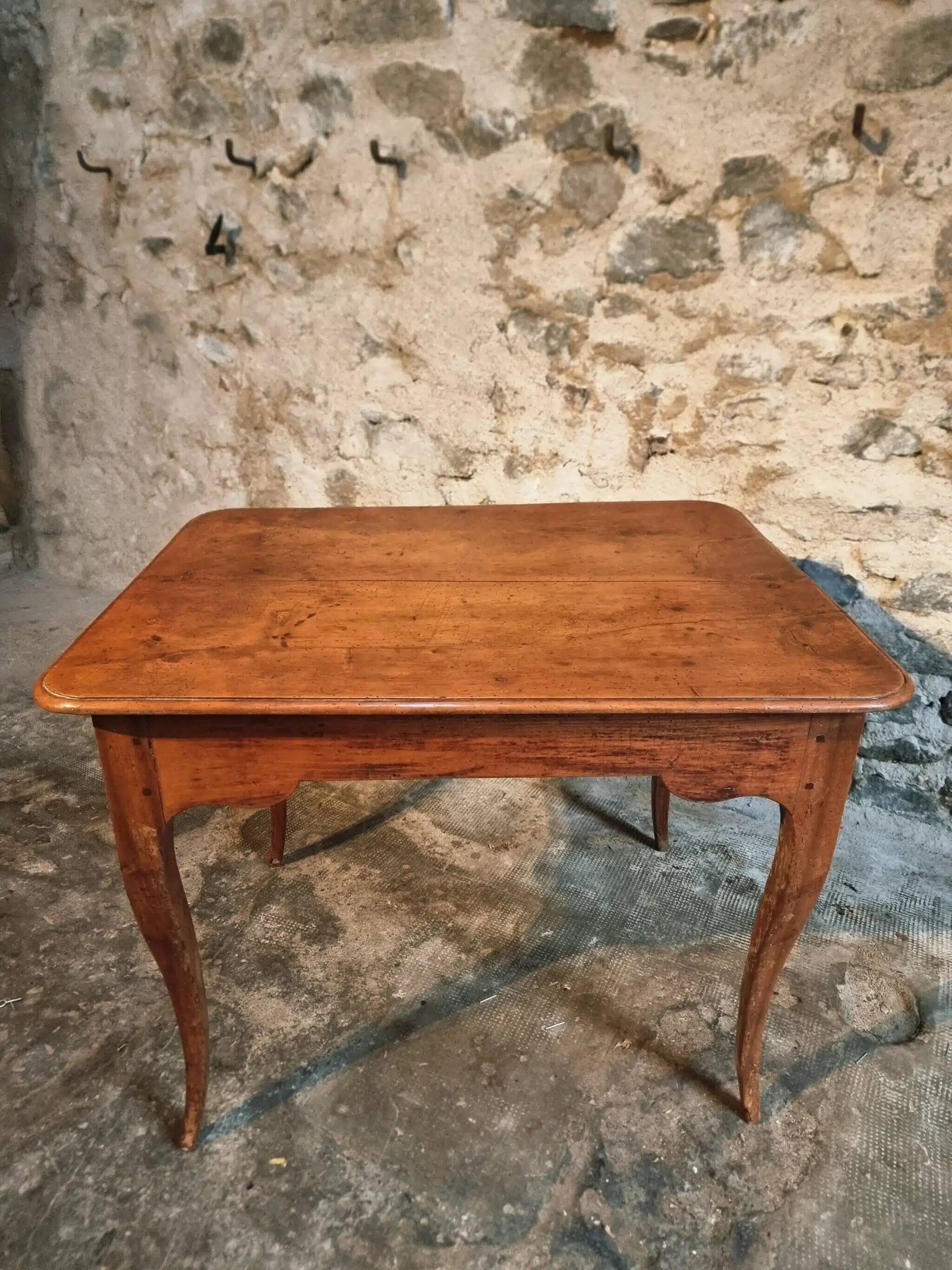 French side table in cherry wood, late 18th century.