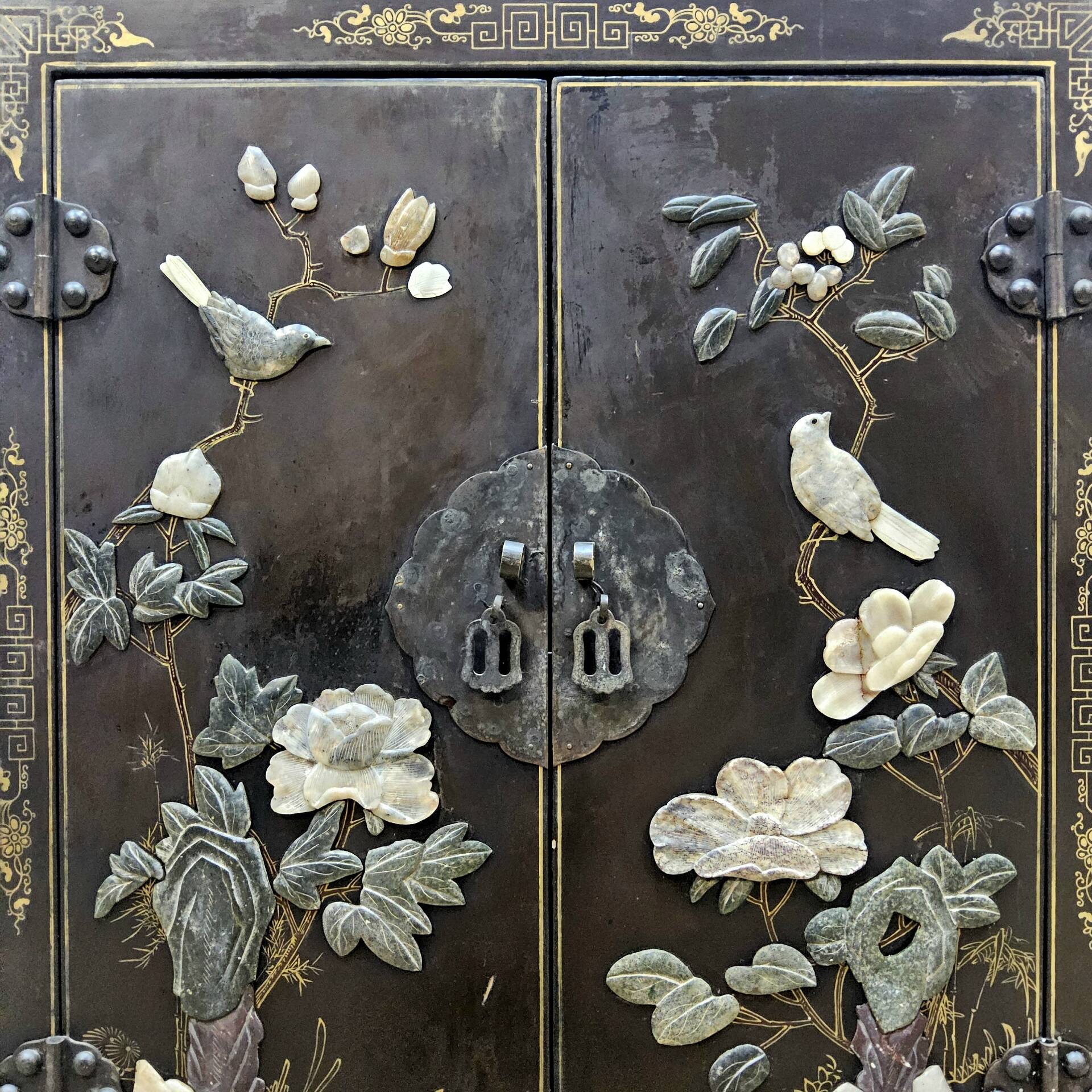Cabinet laqué chinois vintage en pierre à savon, nacre / oiseaux