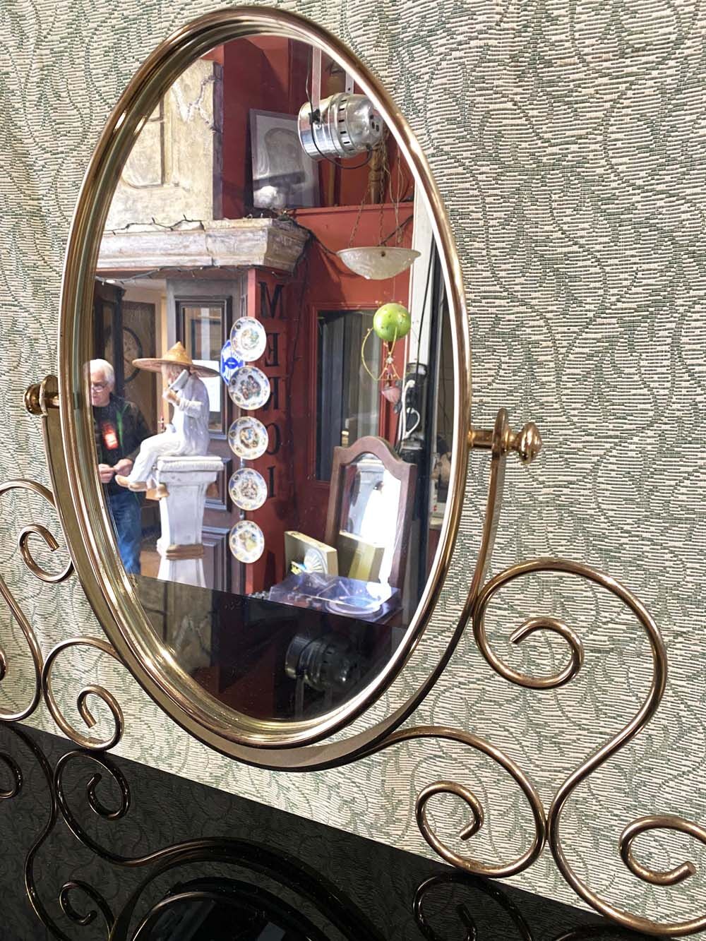 Golden metal and plexiglass dressing table