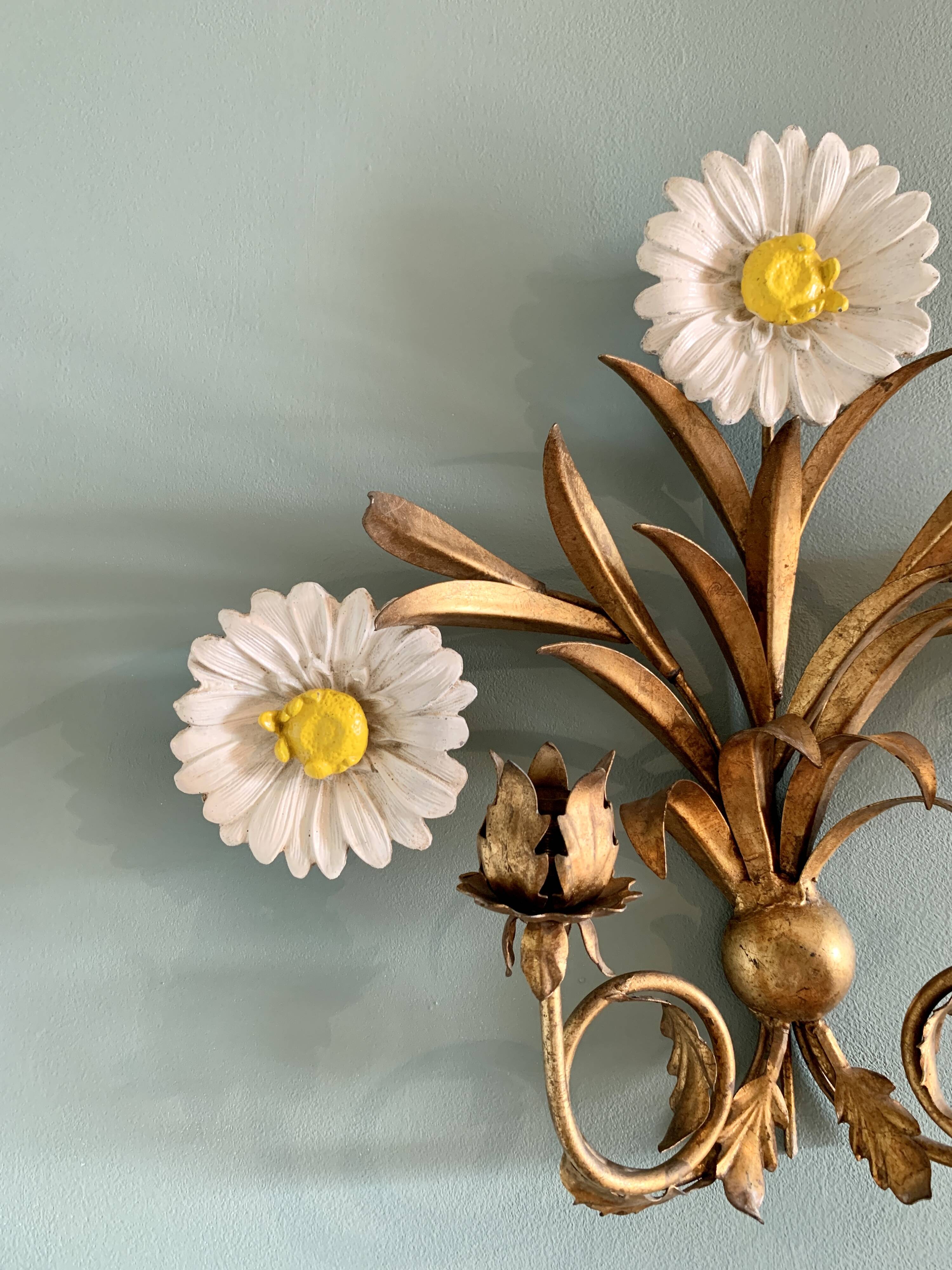 Wall lamp in gilded brass with a daisy design.