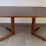 Table extensible danoise ovale en teck, années 60