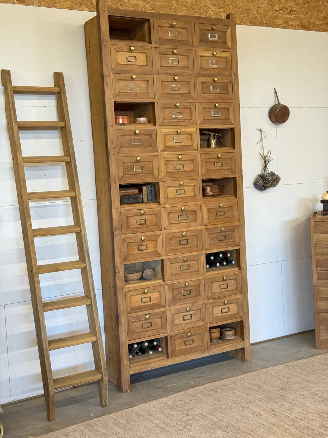Notary cabinet with drawers