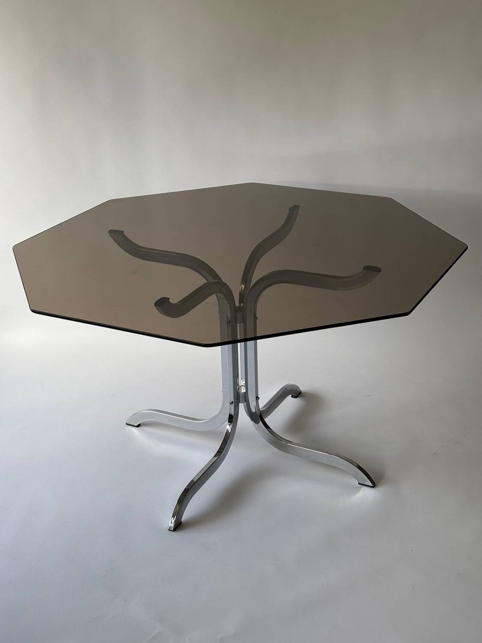 Table à manger en verre fumé et métal chromé 1970