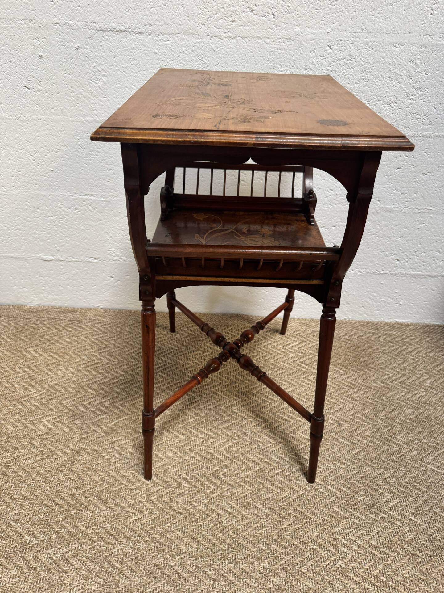 Table d’appoint / Lecture Style Esthétique Victorien, marqueterie 1880
