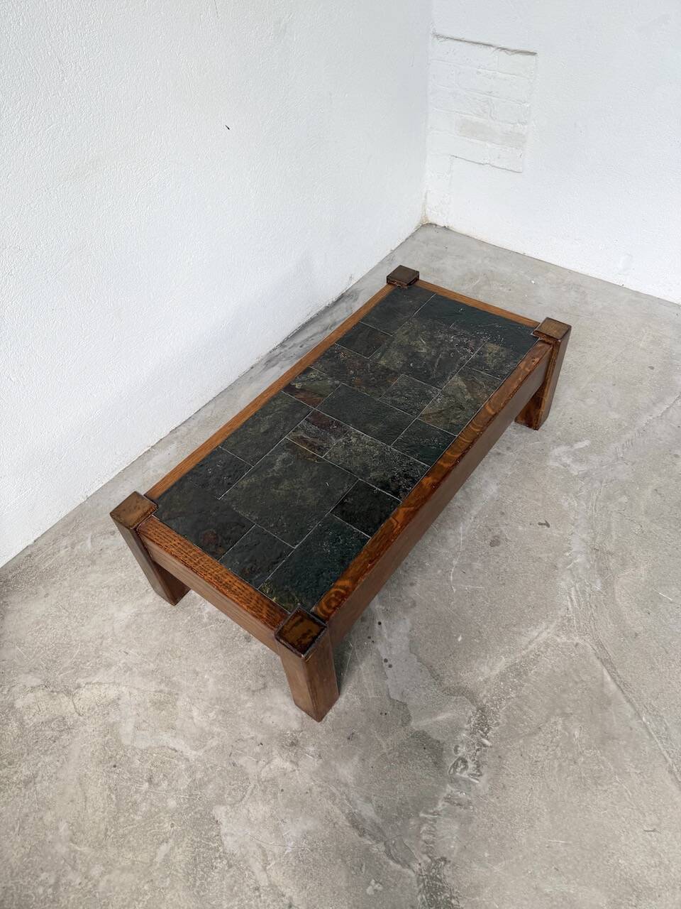 Table basse en chêne et ardoise 1950