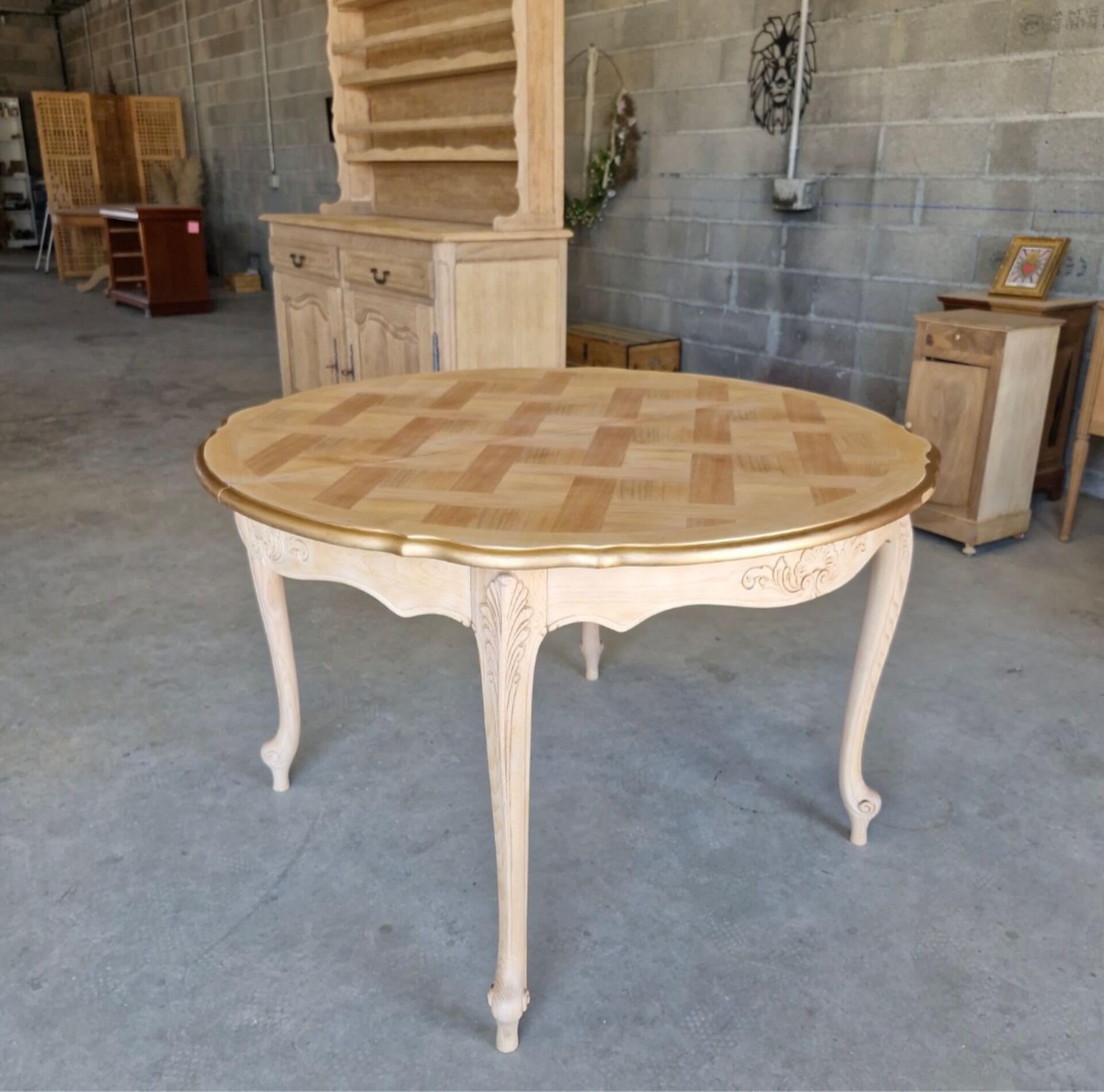 Round table made of cherry wood, sanded and varnished.